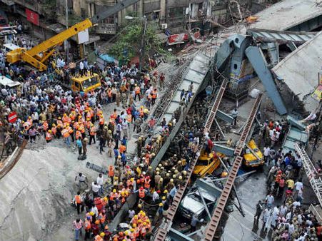 கொல்கத்தா பாலம் இடிந்தது கடவுள் செயல் என குதர்க்கமாக பேசிய பில்டர்ஸ்.. கைது செய்ய விரைந்தது போலீஸ்