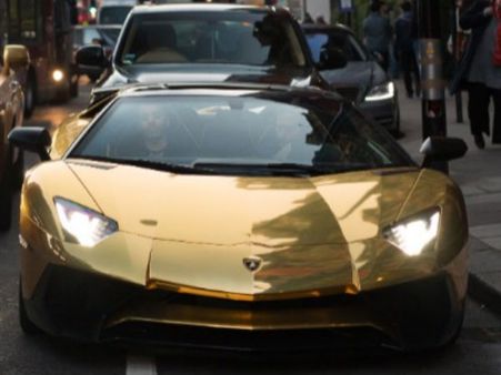 தங்கம் விற்கிற விலைக்கு லண்டன் தெருக்களில் தங்க கார்களில் வலம் வரும் சவுதி பணக்காரர்