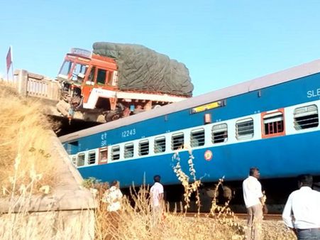 டயர் வெடித்து தாறுமாறாக ஓடி ரயில்வே மேம்பாலத்தில் சிக்கி அந்தரத்தில் தொங்கிய லாரி....!