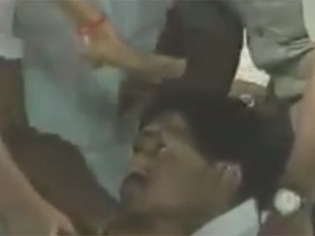 மதுரையில் அதிமுக பிரச்சாரக் கூட்ட மேடையில் மயங்கி விழுந்த முன்னாள் எம்.எல்.ஏ.: வீடியோ இதோ