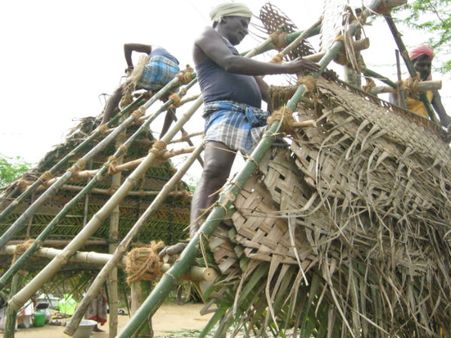 சென்னை வெள்ளத்தால் பாதிக்கப்பட்ட இருளர்களுக்கு குடிசை போட்டுக் கொடுத்த வளைகுடா பகுதி தமிழ் மன்றம்