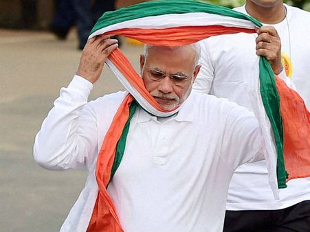 யோகா தினத்தில் தேசிய கொடியை துண்டாக பயன்படுத்திய மோடி... டெல்லி கோர்ட்டில் வழக்கு