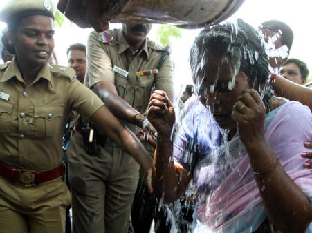 கள்ளக்குறிச்சி வேட்பாளரை மாற்றக்கோரி ஜெ. வீட்டு முன்பு தீக்குளிக்க முயன்ற தம்பதி!