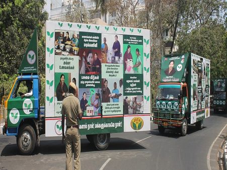 அதிமுக பிரசார வாகனங்கள் போயஸ் கார்டன் வந்தன