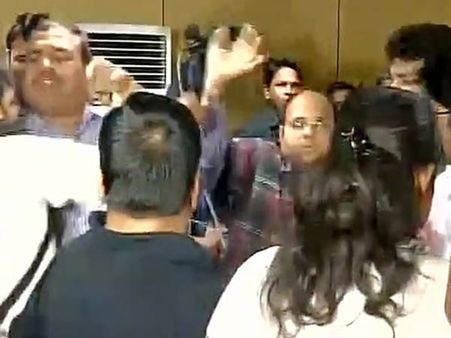 டெல்லி முதல்வர் அரவிந்த் கேஜ்ரிவால் மீது ஷூ வீச்சு! பத்திரிகையாளர் சந்திப்பில் பரபரப்பு