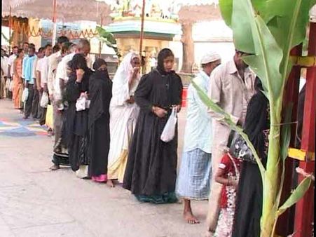 இதுதான் இந்தியா.. பெருமாள் கோயிலில் நீண்ட வரிசையில் காத்திருந்து வழிபட்ட முஸ்லிம் பெண்கள்