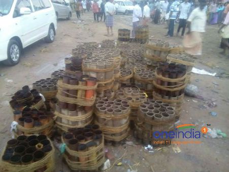 மாவட்ட நிர்வாகம் அனுமதி மறுத்தும் வானவேடிக்கை நடத்திய கோவில் நிர்வாகம்