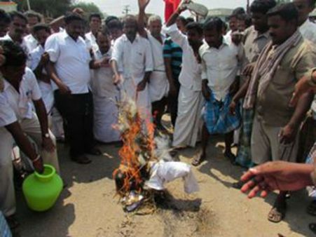 உளுந்தூர்பேட்டை தொகுதியை மமகவுக்கு கொடுப்பதா?பொன்முடி கொடும்பாவியை எரித்த திமுக தொண்டர்கள்!