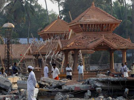 110 பேர் பலியான கொல்லம் தீ விபத்து: கோவில் நிர்வாகிகள் சரண்- பட்டாசுக்கு தடை விதிக்க மறுப்பு