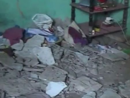 மேலூரில் அரசு வீட்டின் மேற்கூரை இடிந்து விழுந்து விபத்து... - வீடியோ