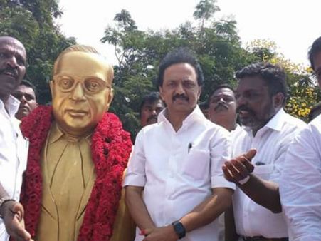 அம்பேத்கர் சிலைக்கு தொல். திருமாவளவனுடன் சேர்ந்து மாலை அணிவித்த மு.க.ஸ்டாலின்