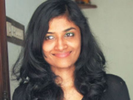 2 கைகளை இழந்தாலும் நம்பிக்கையை இழக்காத தமிழ் பெண்ணுக்கு சாதனையாளர் விருது