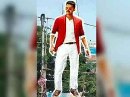 நெல்லையில் போலீஸ் வாகனத்தை 'தெறி'க்க விட்ட 140 அடி உயர விஜய் கட் அவுட்