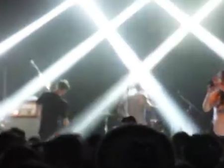 மேடையில் செல்ஃபி எடுத்த ரசிகையை உதைத்து கீழே தள்ளிய பாடகர்: வைரலான வீடியோ