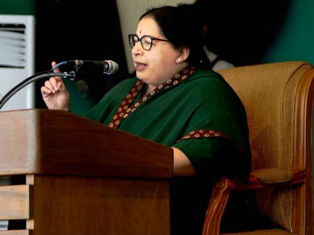 கச்சத்தீவு பிரச்சினையில் தமிழக மீனவர்களுக்கு துரோகம் இழைத்தவர் கருணாநிதி: ஜெ. குற்றச்சாட்டு