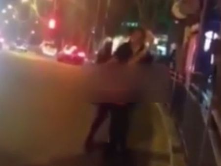 நடுத்தெருவில் ஆடையை அவிழ்த்துவிட்டு ஆணிடம் உறவுக்கு கெஞ்சிய பெண்: வைரலாகும் வீடியோ