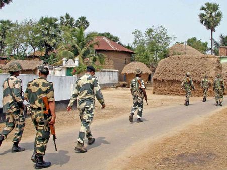 மேற்கு வங்க ஓட்டுச்சாவடியில் தொண்டர்களிடையே மோதல்- 10 பேர் காயம்- 3 பேர் கைது