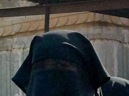 அமெரிக்காவில் விமானத்தில் இருந்து இறக்கிவிடப்பட்ட புர்கா அணிந்த முஸ்லீம் பெண்