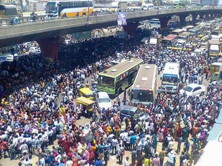 கார்மெண்ட்ஸ் தொழிலாளர் போராட்டத்தில் வன்முறை.. 5 பஸ்கள் எரிப்பு.. பெங்களூரில் பதற்றம்