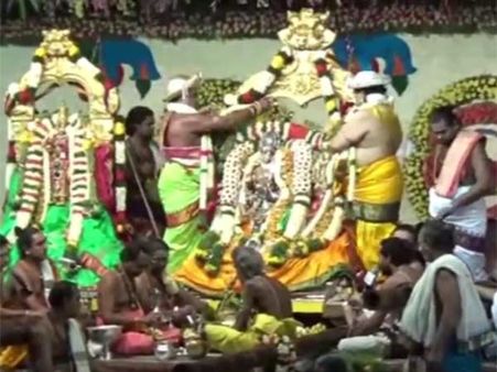 மரகதவள்ளிக்கு மணக்கோலம்: கோலாகலமாக நடந்த மீனாட்சி திருக்கல்யாணம்- வீடியோ