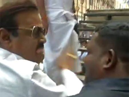 சேலத்தில் நாக்கை துருத்தி பத்திரிகையாளர்களை மிரட்டிய விஜயகாந்த்- பாதுகாவலருக்கும் செம அடி!!