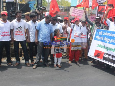 மூடு, மூடு, டாஸ்மாக்கை மூடு: மக்கள் அதிகார அமைப்பினருடன் சேர்ந்து போராடிய பாடகர் கோவன்