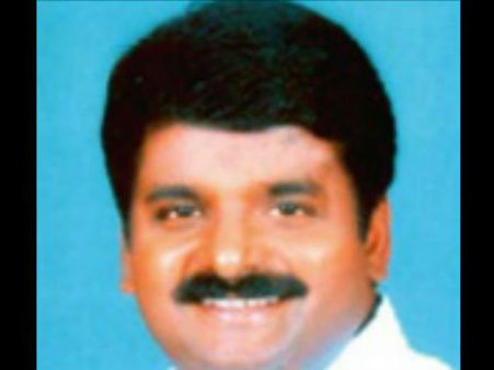 அதிமுக செயல்வீரர் கூட்டத்தில் ரகளை... விஜயபாஸ்கர் சுற்றி வளைப்பு... மீண்டும் முத்தரையர் பிரச்சினை?