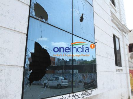 சென்னை தேமுதிக தலைமை அலுவலகத்தில் மர்மநபர்கள் கல்வீசித் தாக்குதல் - போலீஸ் விசாரணை