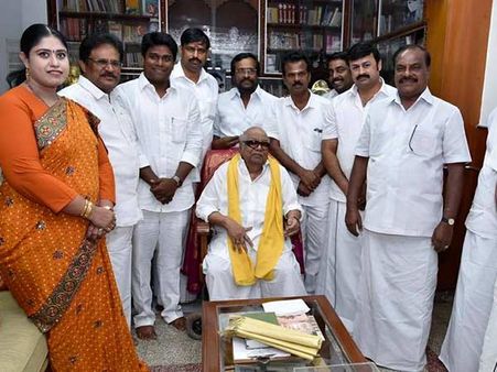 குஷ்புவைத் தொடர்ந்து கருணாநிதியைச் சந்தித்த விஜயதரணி