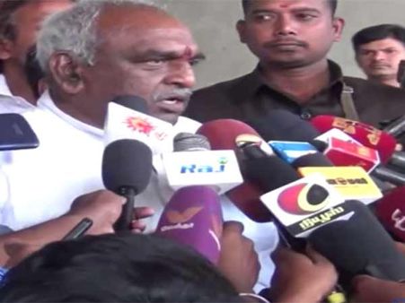 ஜெ. கூட்டத்தில் ஆடு, மாடுகளைப் போல் அடைக்கப்படும் மக்கள்: பொன்.ஆர் தாக்கு- வீடியோ