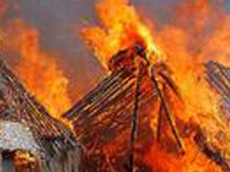 பீகாரில் கொளுத்தும் வெயிலால் எரிந்து சாம்பலான 200 குடிசைகள்