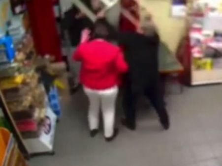 துப்பாக்கியுடன் வந்த கொள்ளையனை அடித்து விரட்டிய சூப்பர் பெண்: சிசிடிவி வீடியோ இதோ