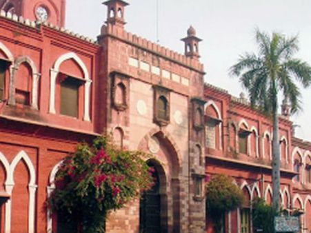 அலிகர் முஸ்லிம் பல்கலைக்கழக மாணவர்களிடையே மோதல்.. போலீஸ் துப்பாக்கிச் சூட்டில் ஒருவர் பலி