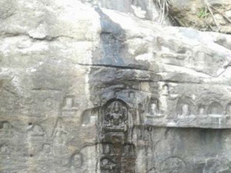 வறண்டு கிடக்கும் குற்றால அருவியில் அம்மன் சிலையை நீராட்டும் அதிசய நீர்