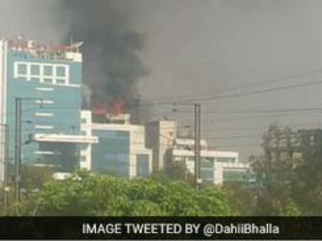 டெல்லியில் மெட்ரோ ரயில் நிலையம் அருகே வணிக வளாகத்தில் பயங்கர தீவிபத்து