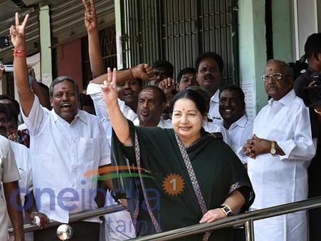 2ம் நம்பர் சென்டிமெண்ட் + புதன்ஹோரையில் சசியுடன் வந்து வேட்புமனு தாக்கல் செய்த ஜெ