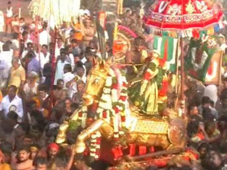 தங்கப்பல்லாக்கில் மதுரை வந்து பூப்பல்லாக்கில் மலைக்கு புறப்பட்ட அழகர்: பக்தர்கள் பிரியாவிடை