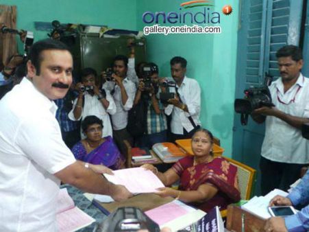 அன்புமணியிடம் ரூ30 லட்சம்... மனைவி செளமியாவுக்கு ரூ6 கோடி நகைகளுடன் ரூ58.32 கோடி சொத்து