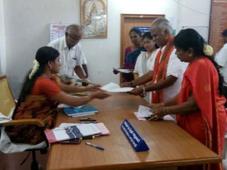 டெபாசிட் தொகை இல்லை... காயத்ரி ரகுராமுடன் வந்த பாஜக வேட்பாளர் திணறல்... கடன் வாங்கிய பரிதாபம்!