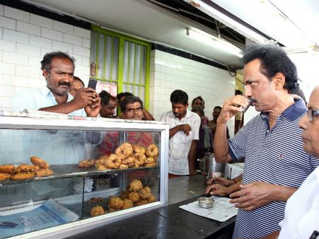 'வாக்கிங்'கில் வாக்கு சேகரித்த ஸ்டாலின்-வழக்கம் போல செல்பி, டீ..அமர்க்களமான பாளையங்கோட்டை மார்க்கெட்