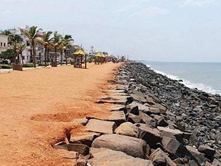 புதுச்சேரியில் பெரும் பணக்காரர்களை எதிர்த்து போட்டியிடும் ஏழை மாணவர்