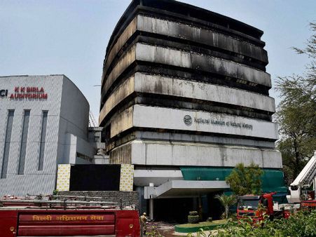டெல்லி மியூசியத்தில் பயங்கர தீ விபத்து... 16 கோடி ஆண்டு பழமையான டைனோசர் எலும்பு எரிந்து நாசம்