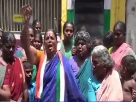 மதுரை மாவட்ட காங். தலைவரை மாற்றக் கோரி கட்சி ஆபீஸுக்கு பூட்டு போட்ட பெண்கள்: வீடியோ