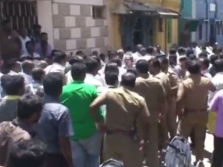 தேனியில் அதிமுகவினர் பதுக்கி வைத்த வேட்டி, சேலைகள் பறிமுதல்: வீடியோ