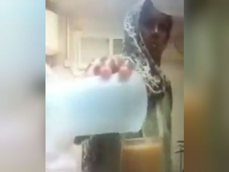 முதலாளியின் ஆரஞ்சு ஜூஸில் சிறுநீரை கலந்த பணிப்பெண்: தீயாக பரவிய வீடியோ