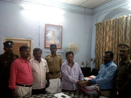 தமிழக-கேரள எல்லையில் மினிலாரியில் இருந்து ரூ. 3 லட்சம் பறிமுதல்