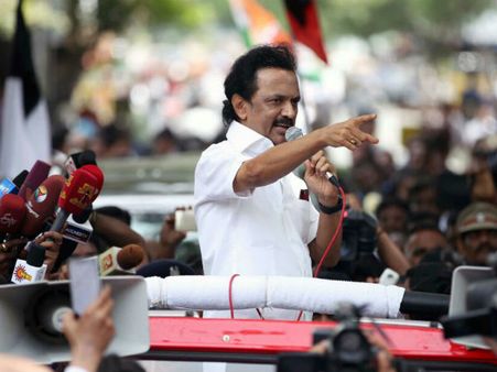 தேர்தல் பிரச்சாரத்துக்கு நடுவிலும் மகனின் படத்தைப் பார்த்து ரசித்த முக ஸ்டாலின்!