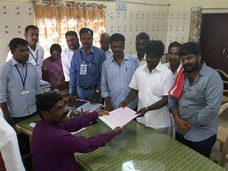 நடிகர் கஞ்சா கருப்புவுடன் போய் வேட்பு மனு தாக்கல் செய்த சினிமா கவிஞர்!