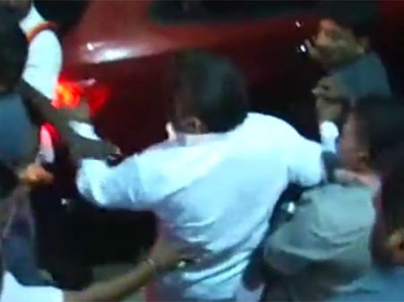 வள்ளியூர் பிரசார கூட்டத்தில், பாதுகாவலர் முதுகில் பளார்விட்ட விஜயகாந்த்