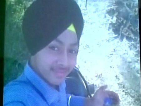 துப்பாக்கியுடன் செல்ஃபி எடுக்கையில் விபரீதம்: குண்டு பாய்ந்து 10ம் வகுப்பு மாணவர் படுகாயம்